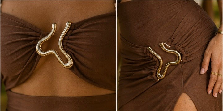 Traje de baño entero con falda y herrajes